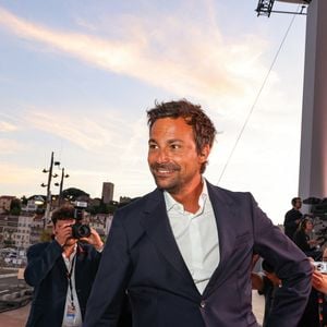 Aujourd'hui, il se dit « mieux armé, mais d’autant plus vigilant ».

Exclusif - Bertrand Chameroy - Plateau de l'émission "C à vous" lors du 79ème Festival International du Film de Cannes le 21 mai 2026.  © Jack Tribeca / Bestimage