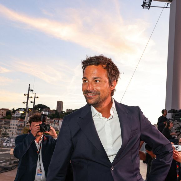 Aujourd'hui, il se dit « mieux armé, mais d’autant plus vigilant ».

Exclusif - Bertrand Chameroy - Plateau de l'émission "C à vous" lors du 79ème Festival International du Film de Cannes le 21 mai 2026.  © Jack Tribeca / Bestimage