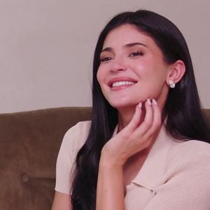 Impatiente de voir le chantier s’achever, la compagne de Timothée Chalamet a confié avoir hâte de pouvoir enfin emménager.
Kylie Jenner participe à une interview décalée menée par ses enfants, Stormi et Aire.
Backgrid UK/ Bestimage