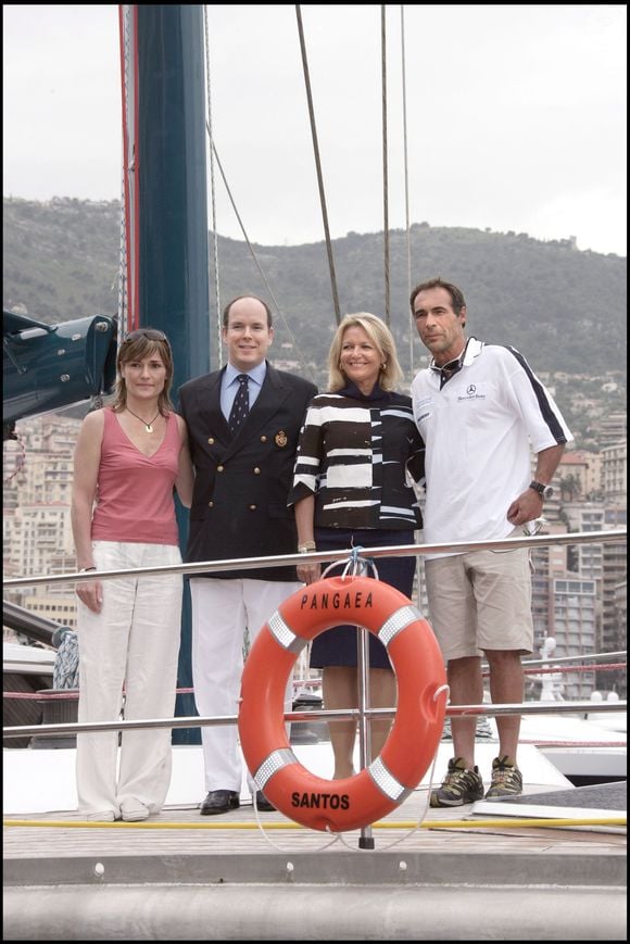 L’explorateur Mike Horn a présenté à Monaco sa nouvelle expédition baptisée Pangaea, en présence du Albert II et de Gaynor Rupert, épouse de Johann Rupert, président de Richemont et fondateur de Laureus Sport for Good Foundation. Ce projet consiste en un tour du monde destiné à promouvoir la protection de l’environnement, reliant le pôle Nord au pôle Sud à travers les six continents. À cette occasion, le Pangaea, un voilier de 35 mètres, a été baptisé à Port Hercule, à Monaco.

Crédit photo : Junior / Bestimage.