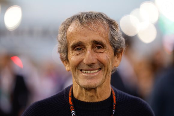 Sur l’un des clichés, on peut voir l’ancien pilote prendre dans ses bras celui qui devrait prochainement devenir son beau-fils

Alain Prost, pendant le Grand Prix de Bahrain 2024, le 29 février 2024 on the Bahrain International Circuit, au Bahrain. © DPPI/Panoramic/Bestimage