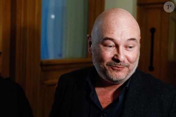 Suspendu de l'antenne après une enquête pour viol, Sébastien Cauet réclame en justice son retour sur NRJ au tribunal de commerce de Paris, France, le 18 mars 2024. L'animateur de radio a assigné la station en justice pour exiger son retour sur les ondes. L'animateur, suspendu depuis novembre dernier de l'antenne de NRJ, fait désormais l'objet d'au moins 5 plaintes pour viol ou agression sexuelle. © Christiophe Clovis/Bestimage