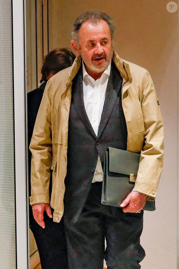 Guillaume Sarkozy et sa femme Sylvie Vever à la sortie du dernier jour du procès pour des accusations de financement illégal de la campagne présidentielle victorieuse de 2007, décision le 25 septembre pour Nicolas Sarkozy et ses coprévenus, au tribunal de Paris, France, le 8 avril 2025. © Christophe Clovis/Bestimage
