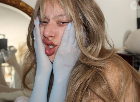 Fille d’Arthur H, elle a grandi dans un univers artistique.

Capture Instagram