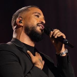 Slimane - Concert de Lara Fabian à l'Accor Arena à Paris le 7 décembre 2025. 35 ans de carrière, 30 ans à performer sur les plus grandes scènes du monde et plus 25 millions d'albums vendus : hier soir, c'était le 1er Accor Aréna de Lara Fabian !© Julien Sarkissian/Bestimage