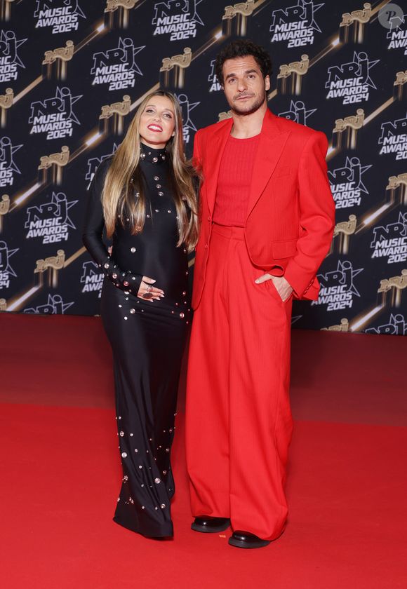 Amir et sa femme Lital, enceinte de leur troisième enfant, au photocall de la 26ème édition des NRJ Music Awards à Cannes, le 1er novembre 2024. Mariés depuis dix ans, Amir et Lital Haddad vont prochainement agrandir la famille, déjà composée de leurs enfants, Mikhaël et Or.
© Guignebourg / Bebert / Bestimage