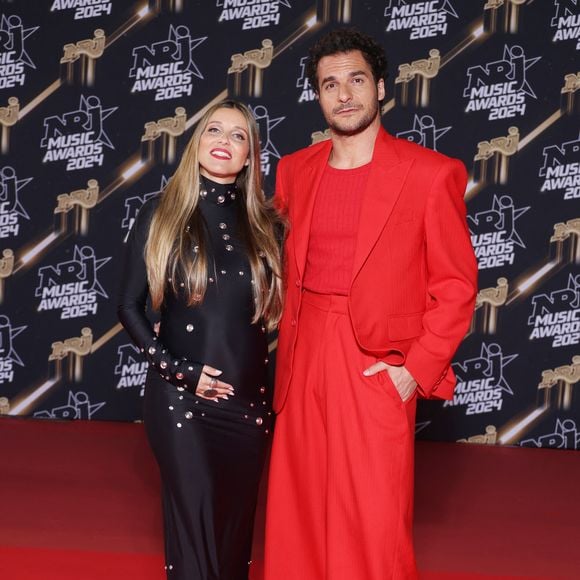 Amir et sa femme Lital, enceinte de leur troisième enfant, au photocall de la 26ème édition des NRJ Music Awards à Cannes, le 1er novembre 2024. Mariés depuis dix ans, Amir et Lital Haddad vont prochainement agrandir la famille, déjà composée de leurs enfants, Mikhaël et Or.
© Guignebourg / Bebert / Bestimage