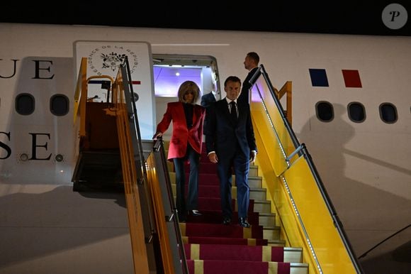 Une polémique vient émailler le couple présidentiel.
Arrivée du Président de la République Emmanuel Macron et de la Première dame Brigitte Macron sur le tarmac de l'aéroport d'Hanoi en République socialiste du Vietnam.
© Jeanne Accorsini / Pool / Bestimage