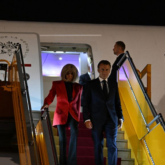 Une polémique vient émailler le couple présidentiel.
Arrivée du Président de la République Emmanuel Macron et de la Première dame Brigitte Macron sur le tarmac de l'aéroport d'Hanoi en République socialiste du Vietnam.
© Jeanne Accorsini / Pool / Bestimage