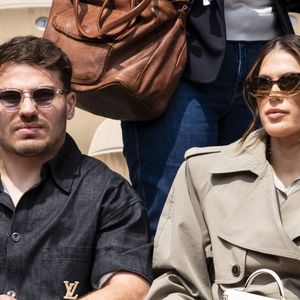 Antoine Dupont et sa compagne Iris Mittenaere en tribunes lors de la finale messieurs des Internationaux de France de Tennis de Roland Garros 2025 (jour 15), à Paris, France, le 8 juin 2025. © Cyril Moreau/Bestimage