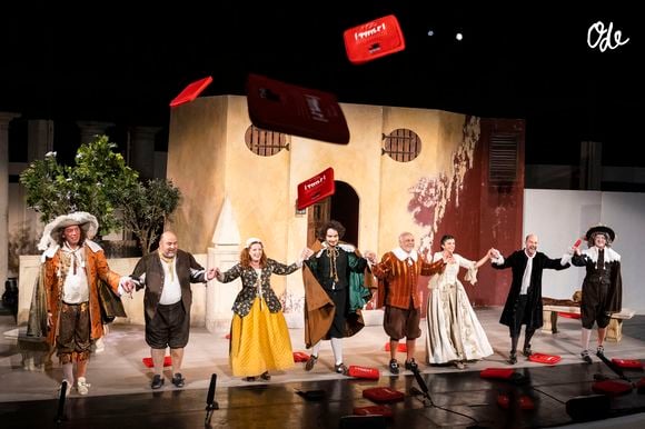 Exclusif - Christophe Vericel, Gersende Perrin, Louis Perrin, Francis Perrin, Clarisse Perrin et la troupe - Représentation de la pièce "L'école des femmes" avec F.Perrin lors du festival de Ramatuelle au théâtre de Verdure le 10 août 2022. © Cyril Bruneau / Festival de Ramatuelle / Bestimage