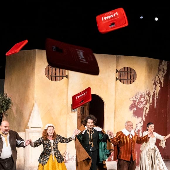 Exclusif - Christophe Vericel, Gersende Perrin, Louis Perrin, Francis Perrin, Clarisse Perrin et la troupe - Représentation de la pièce "L'école des femmes" avec F.Perrin lors du festival de Ramatuelle au théâtre de Verdure le 10 août 2022. © Cyril Bruneau / Festival de Ramatuelle / Bestimage