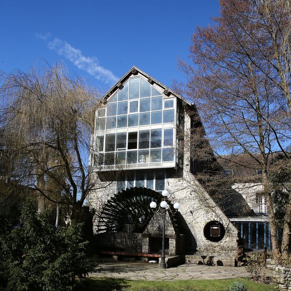Rassemblement pour les 40 ans de la mort de Claude François à l'église de Dannemois et au cimetière puis visite du moulin ou il habitait le 11 mars 2018. Agence/Bestimage