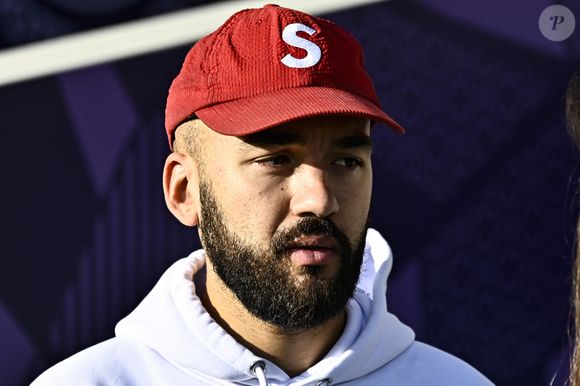 Le rappeur en profite pour faire la promo de Karma, attendu le 13 mars.

Bigflo lors du Match de Ligue 1 McDonald's "Toulouse - Angers" au Stadium de Toulouse, le 20 octobre 2024.