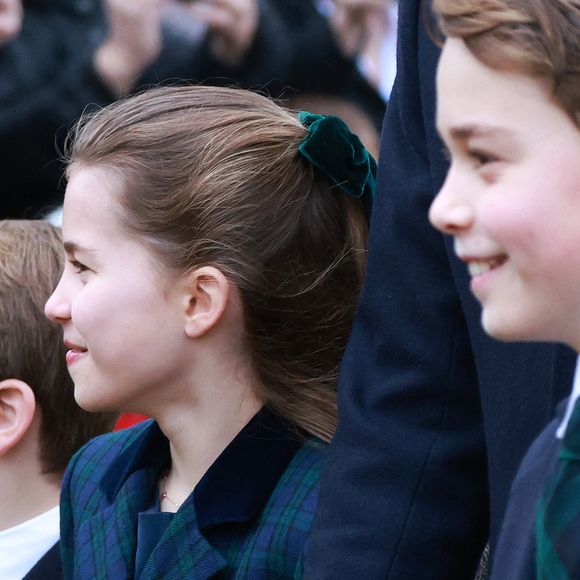 De plus, la princesse Charlotte portait également des bottes et des collants. Une énième leçon de style... Well done ! 

Prince Louis, Princesse Charlotte, Prince George - La famille royale britannique se rend à la messe de Noël à Sandringham le 25 décembre 2024. (Julien Burton / Bestimage).