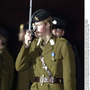 PA/ABACA. Eton-UK, 27/05/2003. Le Prince Harry, fils cadet du Prince de Galles et petit-fils de la Reine Elizabeth II, a pris la tête d'un défilé de 48 cadets militaires à Eton, alimentant les spéculations selon lesquelles il pourrait opter pour une carrière militaire.