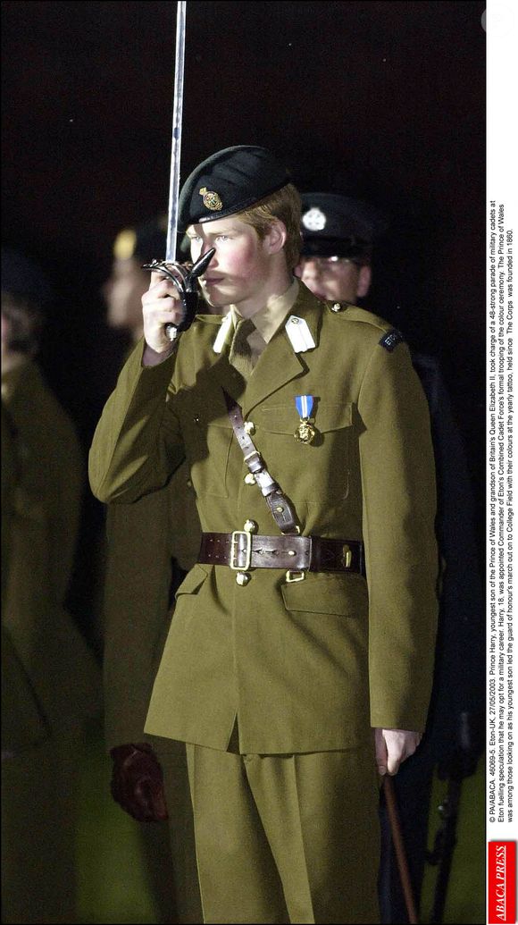 PA/ABACA. Eton-UK, 27/05/2003. Le Prince Harry, fils cadet du Prince de Galles et petit-fils de la Reine Elizabeth II, a pris la tête d'un défilé de 48 cadets militaires à Eton, alimentant les spéculations selon lesquelles il pourrait opter pour une carrière militaire.