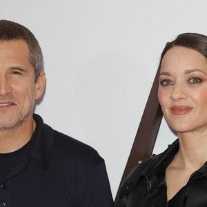 Guillaume Canet (réalisateur du film "Karma") et Marion Cotillard au photocall de la première du film "Karma" au cinéma Pathé Palace à Paris le 13 octobre 2026. © Coadic Guirec / Bestimage
