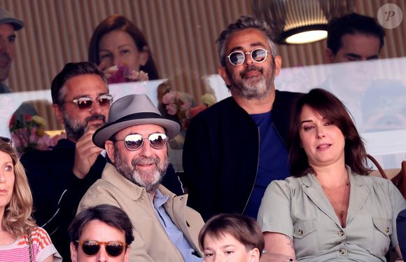 Olivier Nakache et Éric Toledano, Kad Merad et sa femme Julia Vignali dans les tribunes de la finale homme des Internationaux de France de tennis de Roland Garros 2024 à Paris le 9 juin 2024.

© Jacovides-Moreau/Bestimage