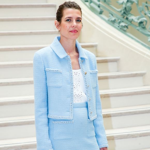 Elle évoque les difficultés liées à sa notoriété, qui limite sa liberté de mouvement dans la capitale.

Charlotte Casiraghi au photocall du défilé Chanel Collection Haute Couture Automne/Hiver 2025-2026 lors de la Fashion Week de Paris (PFW), au Grand Palais, à Paris, France, le 8 juillet 2025. Bertrand Rindoff Petroff/Bestimage