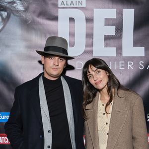 Exclusif - Alain-Fabien Delon et sa compagne Laura Bensadoun au photocall de la soirée Ciné-concert symphonique "Alain Delon, le dernier Samouraï" au Palais des congrès à Paris le 8 novembre 2024 le jour de son anniversaire.

© Jacovides / Moreau / Bestimage