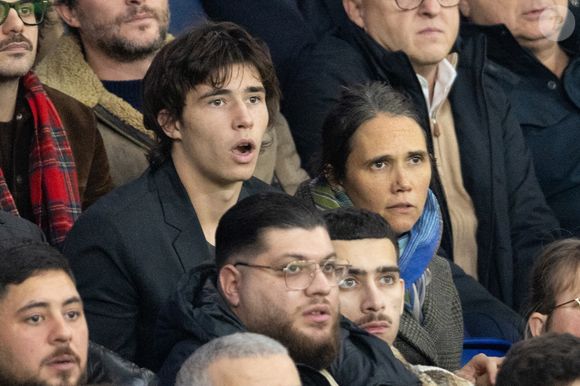 Jeanne Herry et son fils Antoine - Célébrités dans les tribunes du match de Ligue des Champions entre le PSG contre le Bayern de Munich (1-2) au Parc des Princes à Paris le 4 novembre 2025. © Cyril Moreau/Bestimage