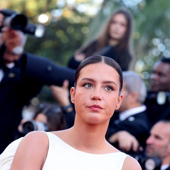 Ce report est lié à l'absence, pour raison médicale, de l'avocate habituelle du prévenu.

Adèle Exarchopoulos - Montée des marches du film " La bataille de Gaulle : L'âge de fer " lors du 79ème Festival International du Film de Cannes, le 20 mai 2026. © Jacovides-Moreau / Bestimage