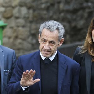 Nicolas Sarkozy, ancien président français, et son épouse Carla Sarkozy quittant leur domicile avant l'incarcération de l'ancien président dans l'affaire Kadhafi, à Paris, le 21 octobre 2025.Photos de Jérémy Paoloni/ABACAPRESS.COM