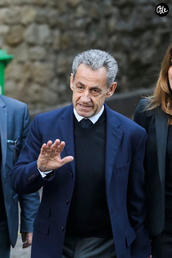 Nicolas Sarkozy, ancien président français, et son épouse Carla Sarkozy quittant leur domicile avant l'incarcération de l'ancien président dans l'affaire Kadhafi, à Paris, le 21 octobre 2025.Photos de Jérémy Paoloni/ABACAPRESS.COM