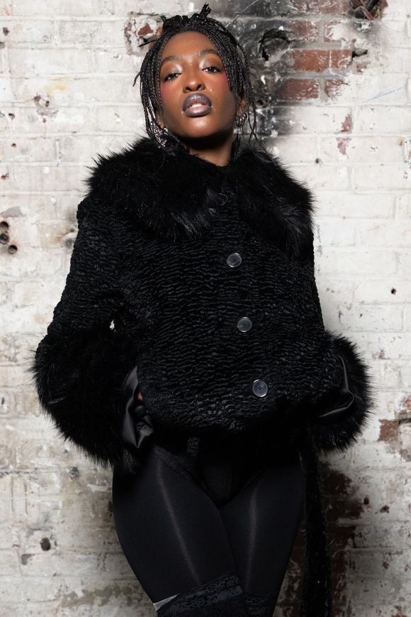 Ebony Cham au photocall du défilé Vaillant Collection Femme Prêt-à-Porter Automne/Hiver 2026-2027 lors de la Fashion Week de Paris (PFW) au palais de Tokyo, à Paris, France, le 6 mars 2026. © Julien Sarkissian/Bestimage