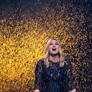 17 mai 2025, Suisse, Bâle : Louane (France) interprète "Maman" lors de la finale du 69e Concours Eurovision de la chanson. Photo : Jens Büttner/DPA/ABACAPRESS.COM