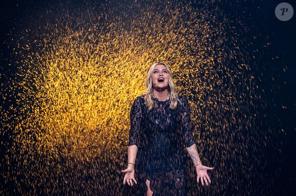 17 mai 2025, Suisse, Bâle : Louane (France) interprète "Maman" lors de la finale du 69e Concours Eurovision de la chanson. Photo : Jens Büttner/DPA/ABACAPRESS.COM