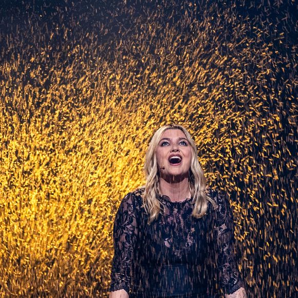 17 mai 2025, Suisse, Bâle : Louane (France) interprète "Maman" lors de la finale du 69e Concours Eurovision de la chanson. Photo : Jens Büttner/DPA/ABACAPRESS.COM