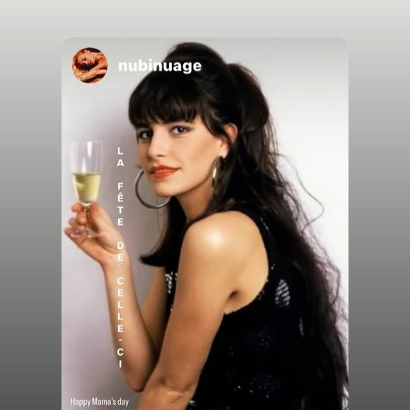 Nubia a choisi une image de leur mère en robe noire et vert champagne, avec la légende “La fête de celle-ci”.
Capture d'écran de la story de Lio dimanche 25 mai 2025.