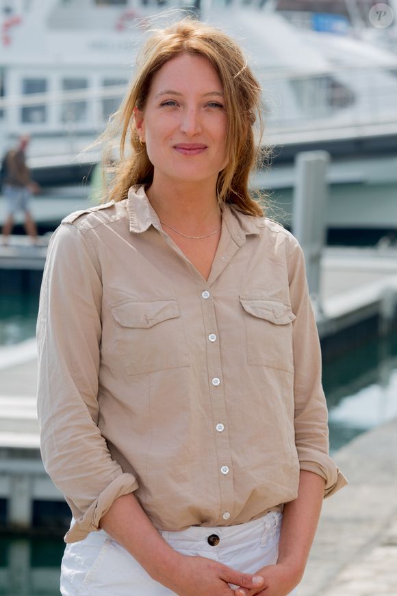 Julia Piaton (fille de Charlotte de Turckheim) - Photocall de "le secret d'Elise" dans le cadre du 17ème festival de fiction TV de La Rochelle sur le Vieux Port à La Rochelle le 11 septembre 2015. © Christophe Clovis / Bestimage