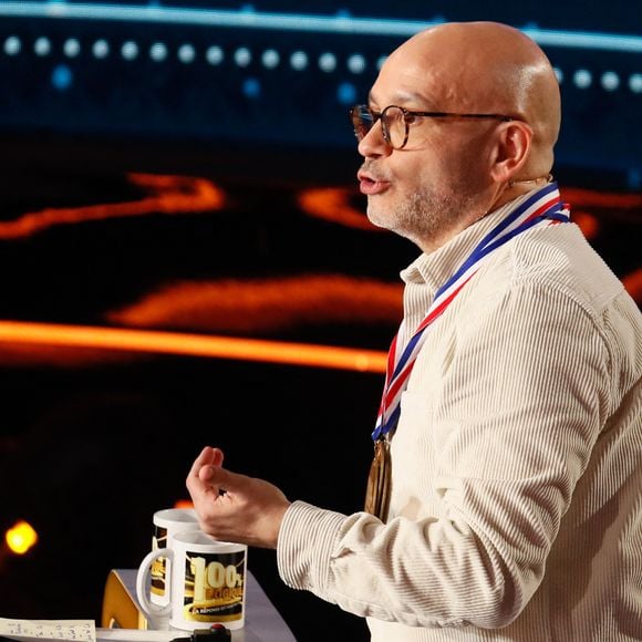 Exclusif - Cyril Feraud et Yoann Riou échangent leurs places le temps d'une question - Enregistrement de l'émission "100% logique" présentée par C. Feraud et qui sera diffusée le 25 octobre 2025 sur France 2 au studio du Lendit à Saint-Denis, France, le 14 mars 2025. © Christophe Clovis/Bestimage