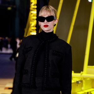 Angèle au photocall du défilé Chanel Collection Femme Prêt-à-Porter Automne/Hiver 2026-2027 lors de la Fashion Week de Paris (PFW) au Grand Palais, à Paris, France, le 9 mars 2026. © Olivier Borde/Bestimage