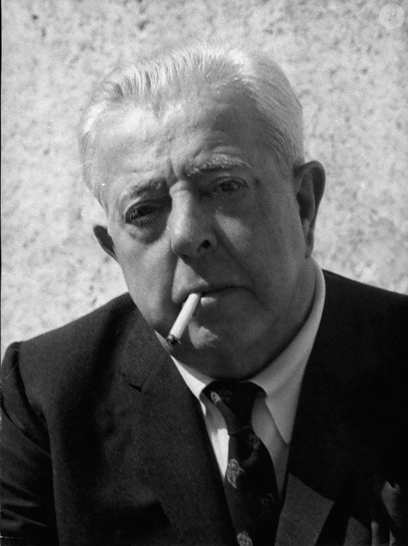 Une lettre ouverte a été envoyée à Rachida Dati pour lui demander de protéger l’ancien appartement de Jacques Prévert en le classant monument historique, 

12 avril 1977 - Jacques Prévert est décédé à l'âge de 77 ans la nuit dernière dans sa propriété d'Omonville-La-Petite. Beaucoup de gens pleurent sa mort. Il a écrit des scénarios pour plus de 70 films et il a écrit des chansons à succès, comme ''Les feuilles mortes'', qu'il a écrit avec Kosma.  (Crédit photo : © Keystone Press Agency/ZUMA Press Wire)
