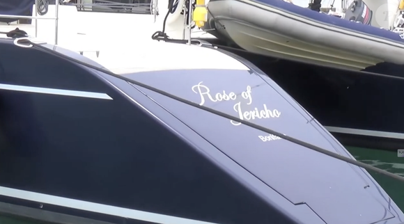 Christian Clavier était l'armateur du catamaran Rose Of Jericho qui était loué 35 000 euros pour une semaine de navigation avec l'équipage. Capture YouTube