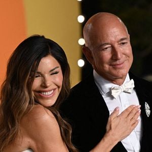 Selon "Top Closings", cette haie résidentielle serait "la plus haute de toute la zone". 

Lauren Sanchez et Jeff Bezos arrivent à la soirée des Oscars de Vanity Fair, au Wallis Annenberg Center for the Performing Arts.  03-03-2025 ... Los Angeles ... USA ... Doug Peters/Doug Peters/PA Photos/ABACA