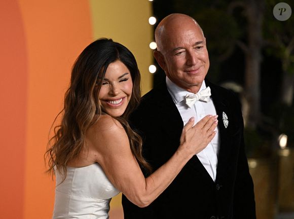 Selon "Top Closings", cette haie résidentielle serait "la plus haute de toute la zone". 

Lauren Sanchez et Jeff Bezos arrivent à la soirée des Oscars de Vanity Fair, au Wallis Annenberg Center for the Performing Arts.  03-03-2025 ... Los Angeles ... USA ... Doug Peters/Doug Peters/PA Photos/ABACA