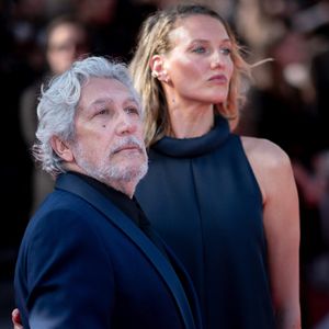 Alain Chabat et sa Femme Tiara Comte - Montée des marches du film " L'amour ouf " lors du 77ème Festival International du Film de Cannes, au Palais des Festivals à Cannes. Le 23 mai 2024.