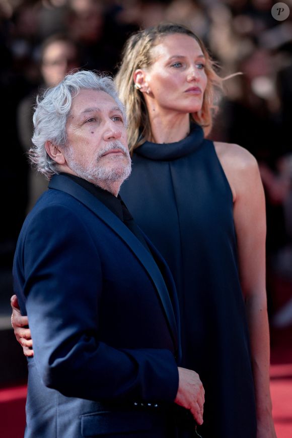 Alain Chabat et sa Femme Tiara Comte - Montée des marches du film " L'amour ouf " lors du 77ème Festival International du Film de Cannes, au Palais des Festivals à Cannes. Le 23 mai 2024.
