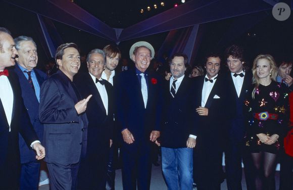 Photos de Pascal Sevran, Guy Lux, Renaud, Charles Trenet, Jean-Jacques Debout, Bernard Montiel, Patrick Sebastien et Sylvie Vartan réunis pour une émission de télévision en l'honneur de Charles Trenet à Paris, France. Photo by Pascal Baril/ABACAPRESS.COM