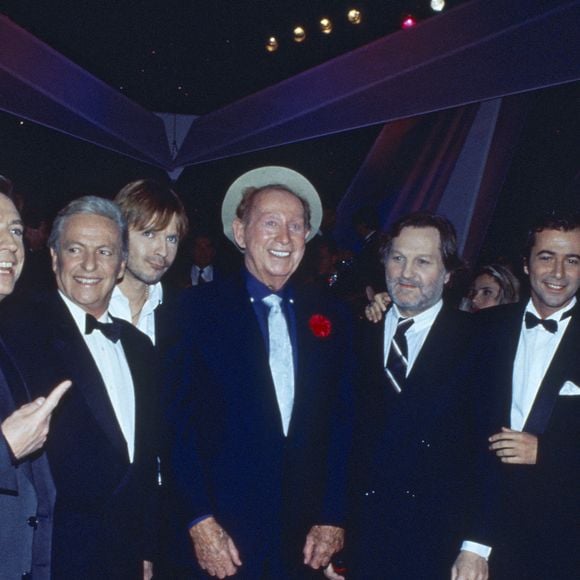 Photos de Pascal Sevran, Guy Lux, Renaud, Charles Trenet, Jean-Jacques Debout, Bernard Montiel, Patrick Sebastien et Sylvie Vartan réunis pour une émission de télévision en l'honneur de Charles Trenet à Paris, France. Photo by Pascal Baril/ABACAPRESS.COM