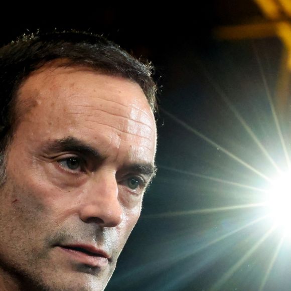 "Aujourd’hui cela fait 4 ans jour pour jour que tu nous a quittés, les filles et moi et tu nous manques, terriblement. Désormais tu as de la compagnie…" 
Anthony Delon - Pour la séance de clôture de la 16ème édition du Festival Lumière de Lyon, un hommage tout particulier a été rendu à l'acteur Alain Delon en projetant "Plein Soleil" de René Clément. Pour l'occasion Vincent Lindon a prononcé un discours en présence de Anthony Delon, qui, sous le coup de l'émotion, a fondu en larmes pendant l'évocation de son père. C'est la première fois, depuis sa disparition, qu'un hommage était rendu en public à Alain Delon,  au Halle Tony Garnier, à Lyon, France, le 20 octobre 2024. © Dominique Jacovides/Bestimage