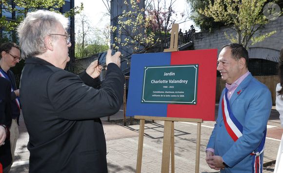 Exclusif - Dominique Besnehard et Jean-Luc Romero (Adjoint à la maire de Paris) lors de la cérémonie de dénomination d’un jardin en hommage à Charlotte Valandrey, au 17 rue Hector Malot dans le XIlème arrondissement de Paris, France, le 4 avril 2025. © Coadic Guirec/Bestimage