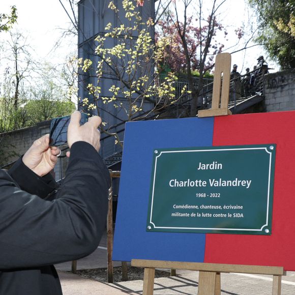 Exclusif - Dominique Besnehard et Jean-Luc Romero (Adjoint à la maire de Paris) lors de la cérémonie de dénomination d’un jardin en hommage à Charlotte Valandrey, au 17 rue Hector Malot dans le XIlème arrondissement de Paris, France, le 4 avril 2025. © Coadic Guirec/Bestimage
