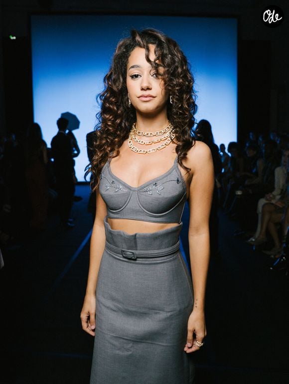 Il a partagé l’ambiance en story, où l’on aperçoit aussi Léna Situation et Vianney.

Lena Mahfouf (Lena Situations) au défilé Messika "Collection Femme Prêt-à-Porter Printemps/Eté 2027" lors de la Fashion Week de Paris (PFW) au Grand Palais le 1er octobre 2026. © Sam Delpech / Bestimage