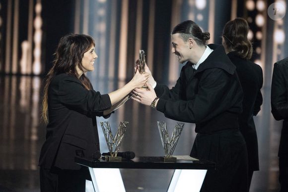 Pierre Garnier reçoit le prix de la révélation masculine des mains de Zaz lors des 40èmes Victoires De La Musique à La Seine Musicale le 14 février 2025 à Boulogne-Billancourt, France. Photo by David NIVIERE/ABACAPRESS.COM